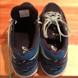 ASICS GT 2000 running sneakers